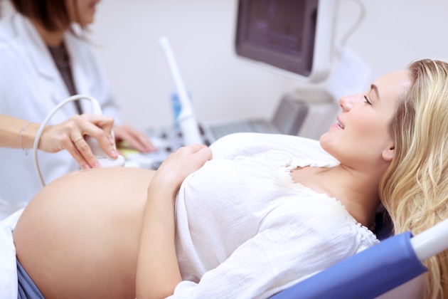 Badania prenatalne - kobieta w ciąży podczas USG.